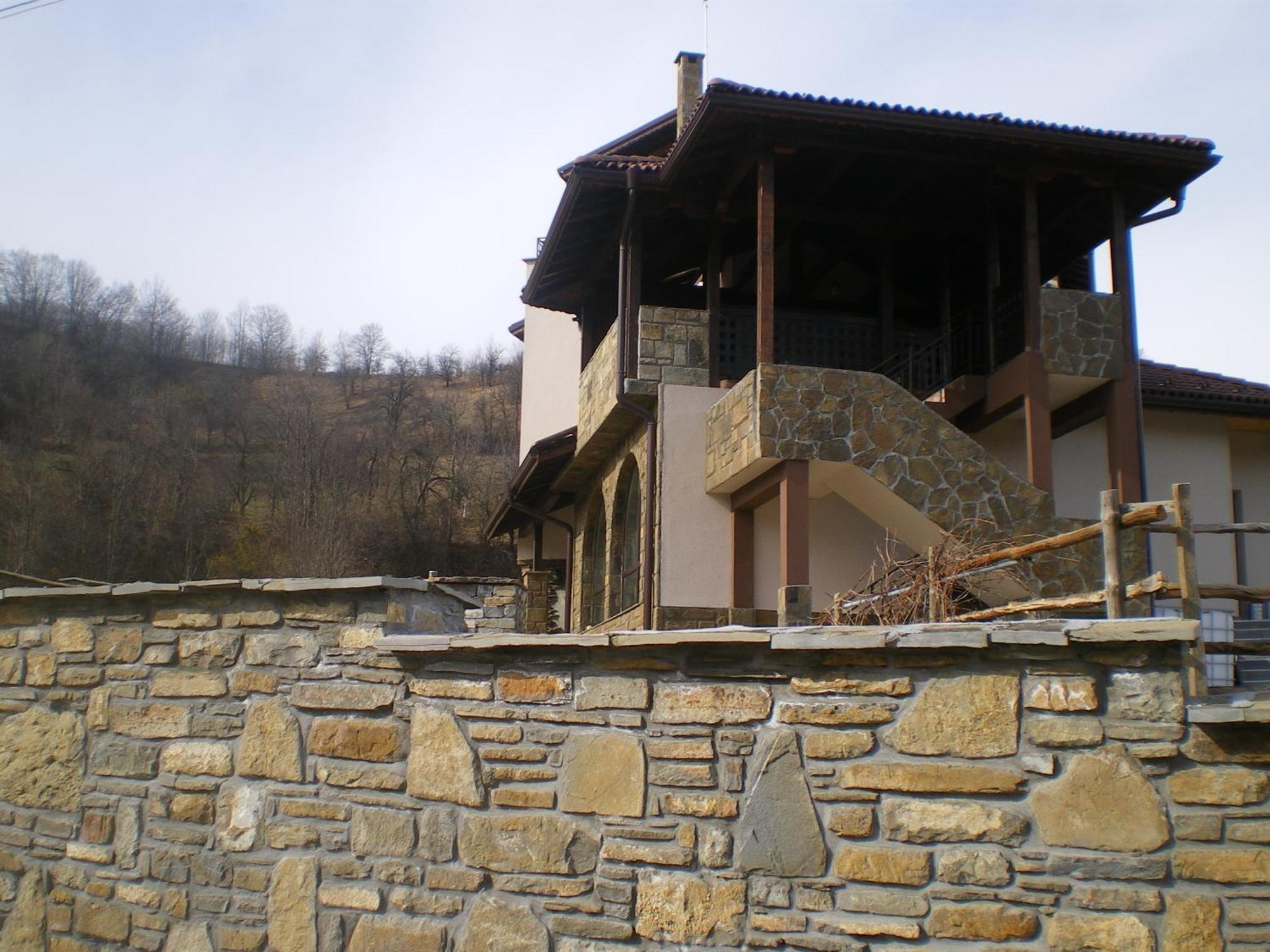Family Hotel Balkana 아프릴치 외부 사진