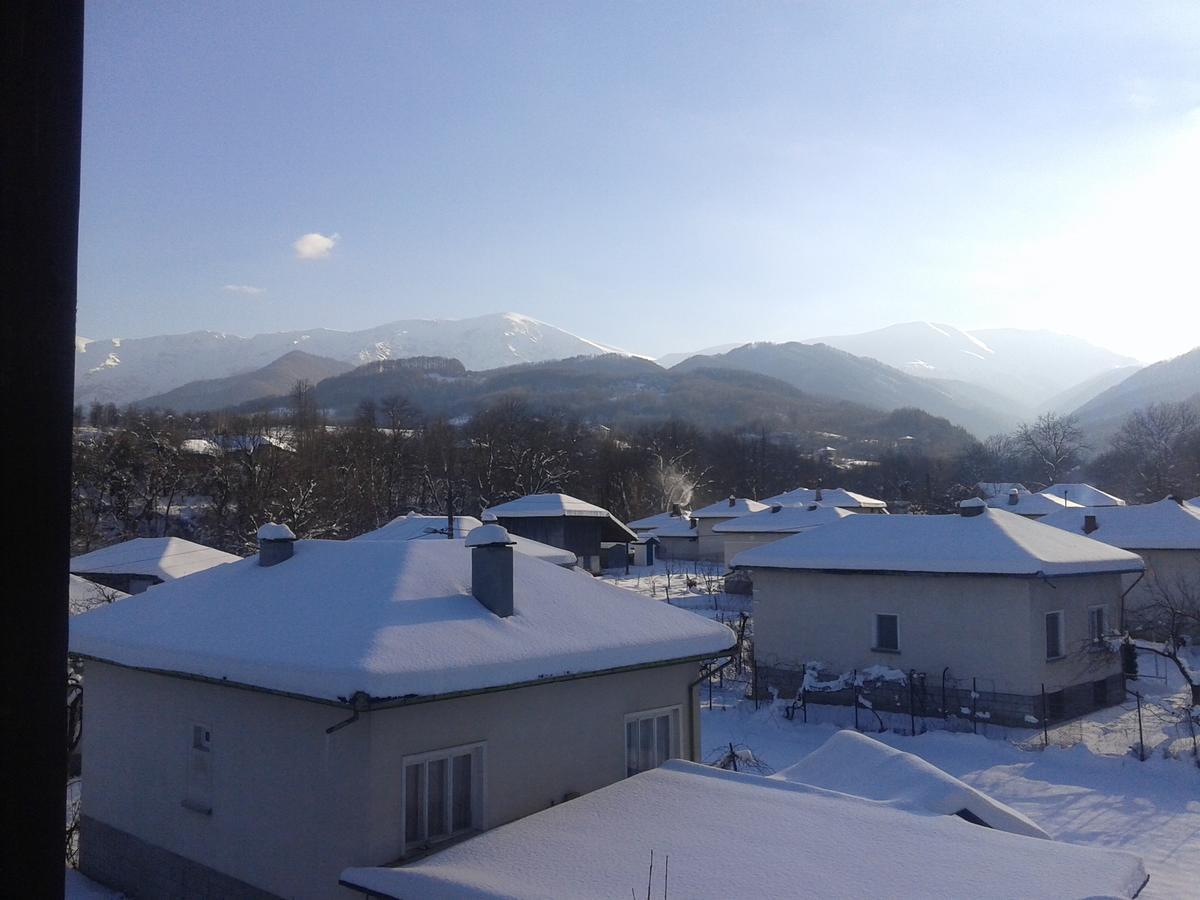 Family Hotel Balkana 아프릴치 외부 사진