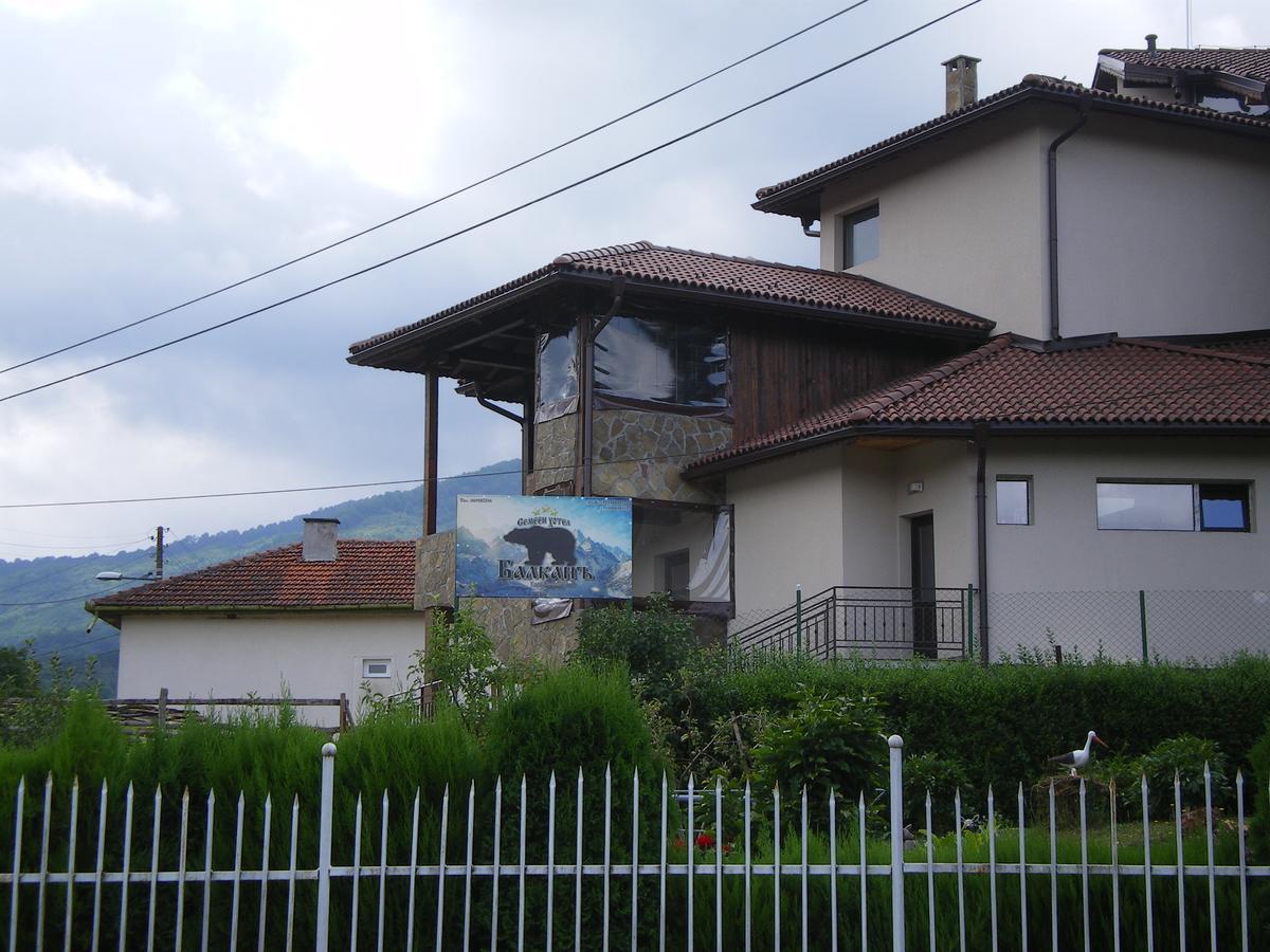 Family Hotel Balkana 아프릴치 외부 사진