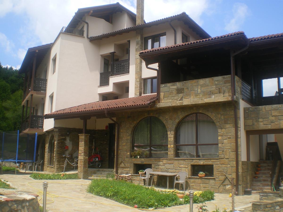 Family Hotel Balkana 아프릴치 외부 사진