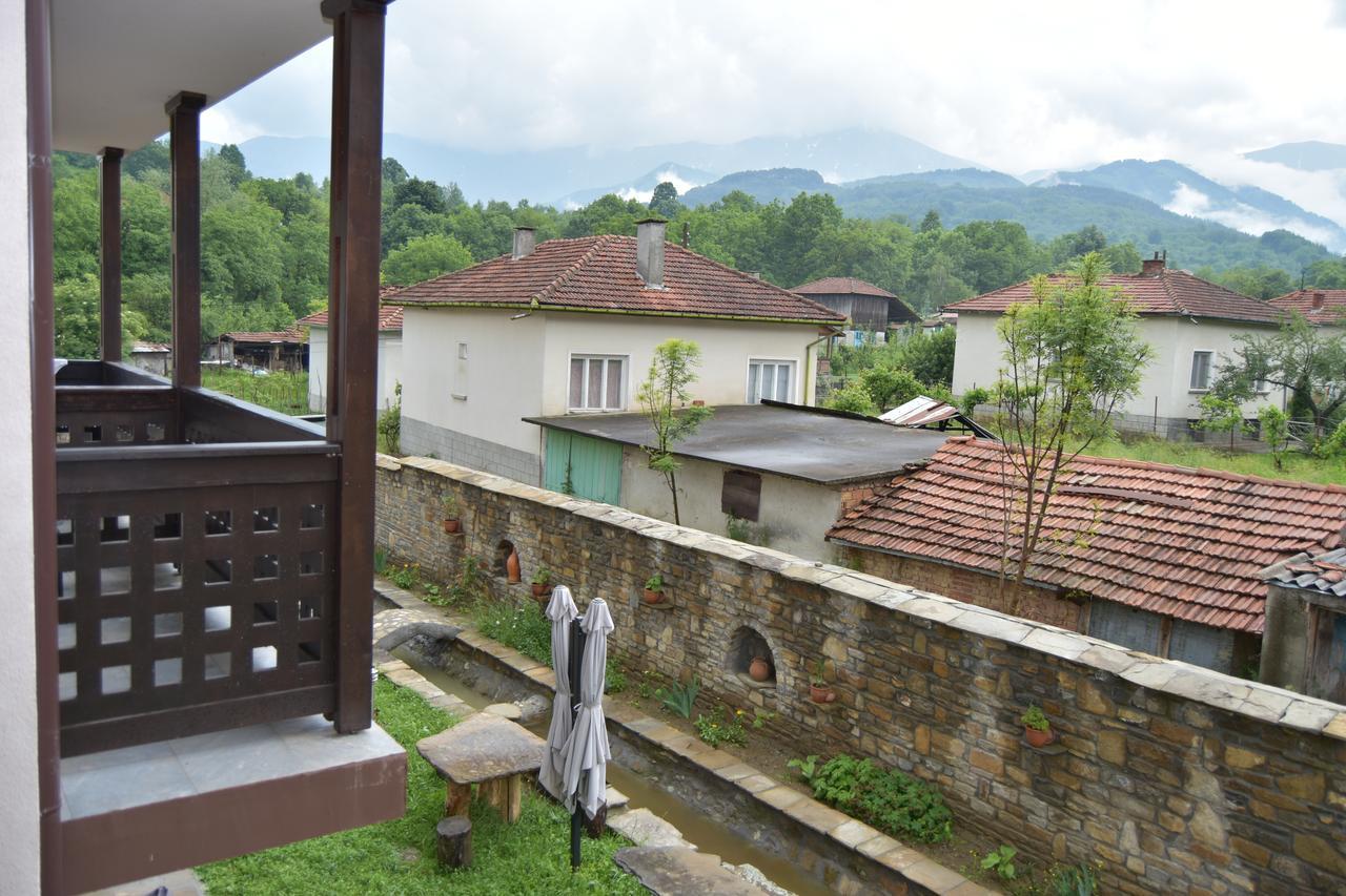 Family Hotel Balkana 아프릴치 외부 사진