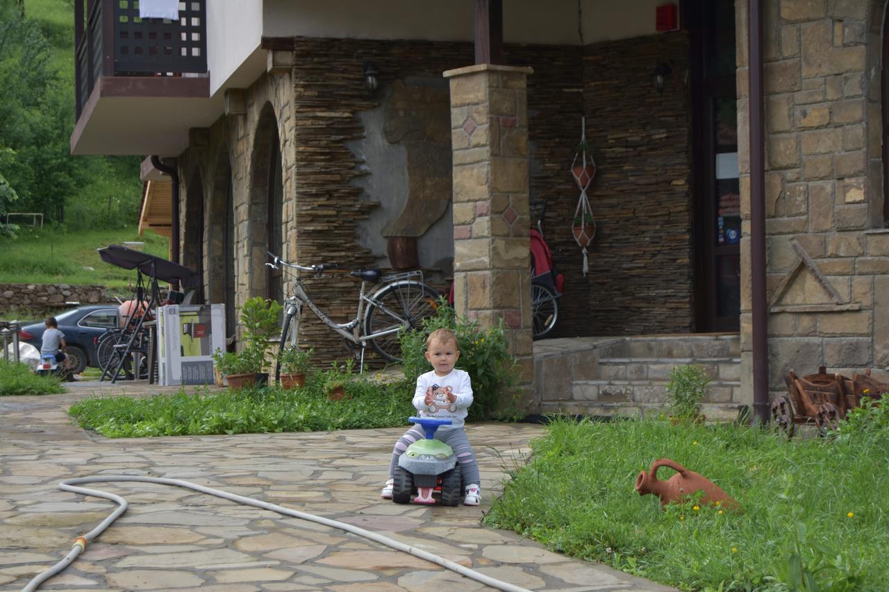 Family Hotel Balkana 아프릴치 외부 사진