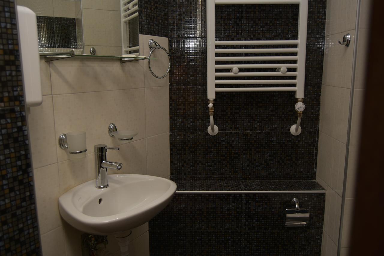 Family Hotel Balkana 아프릴치 외부 사진