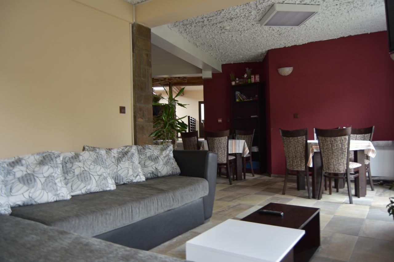 Family Hotel Balkana 아프릴치 외부 사진